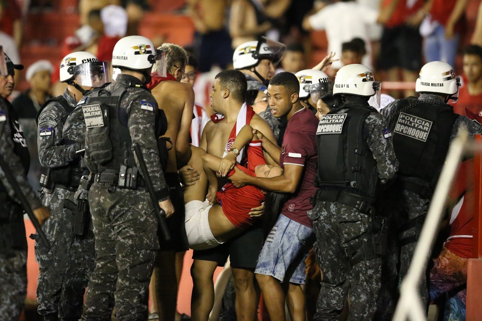 Confus&atilde;o nos Aflitos em N&aacute;utico x Sport &mdash; Foto: Agif