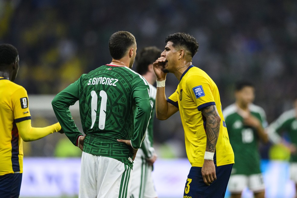 Hincapié cobre a boca durante discussão com Giménez durante México x Equador na Copa do Mundo — Foto: Martín Fonseca/Eurasia Sport Images/Getty Images