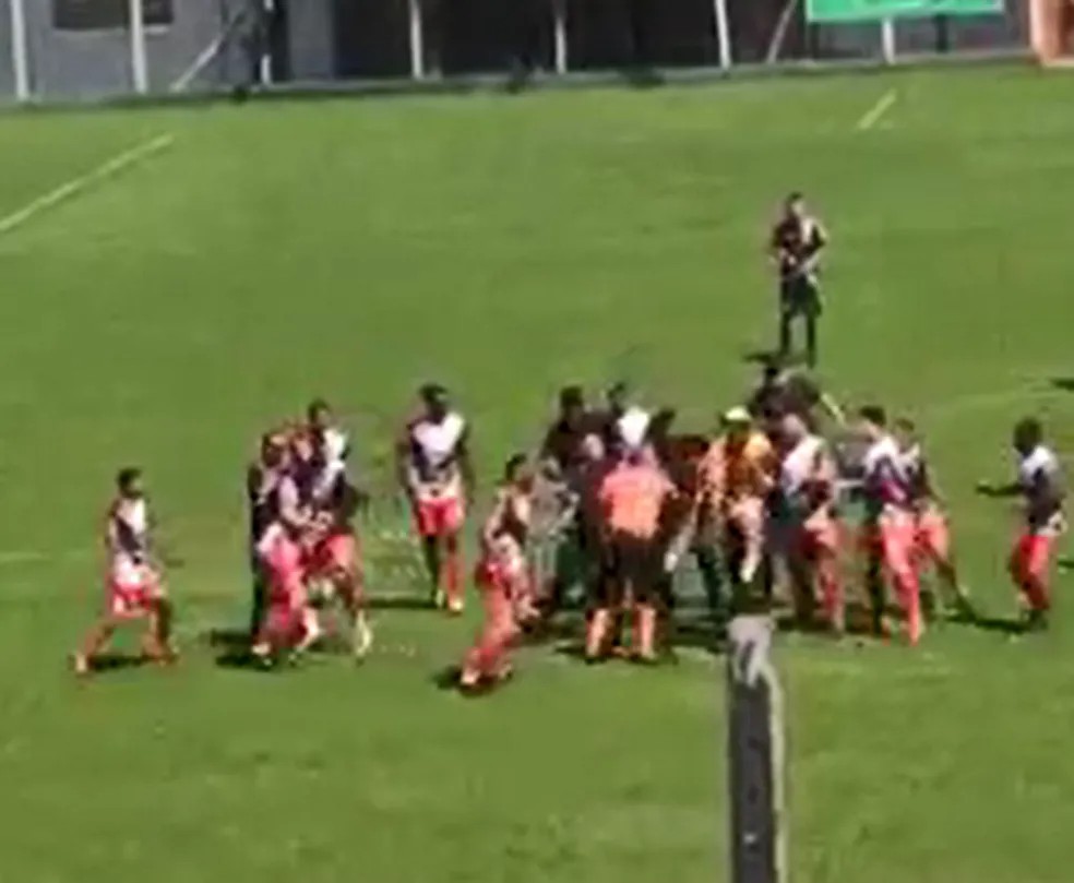 Partida de rugby na Austrália tem briga generalizada entre jogadores