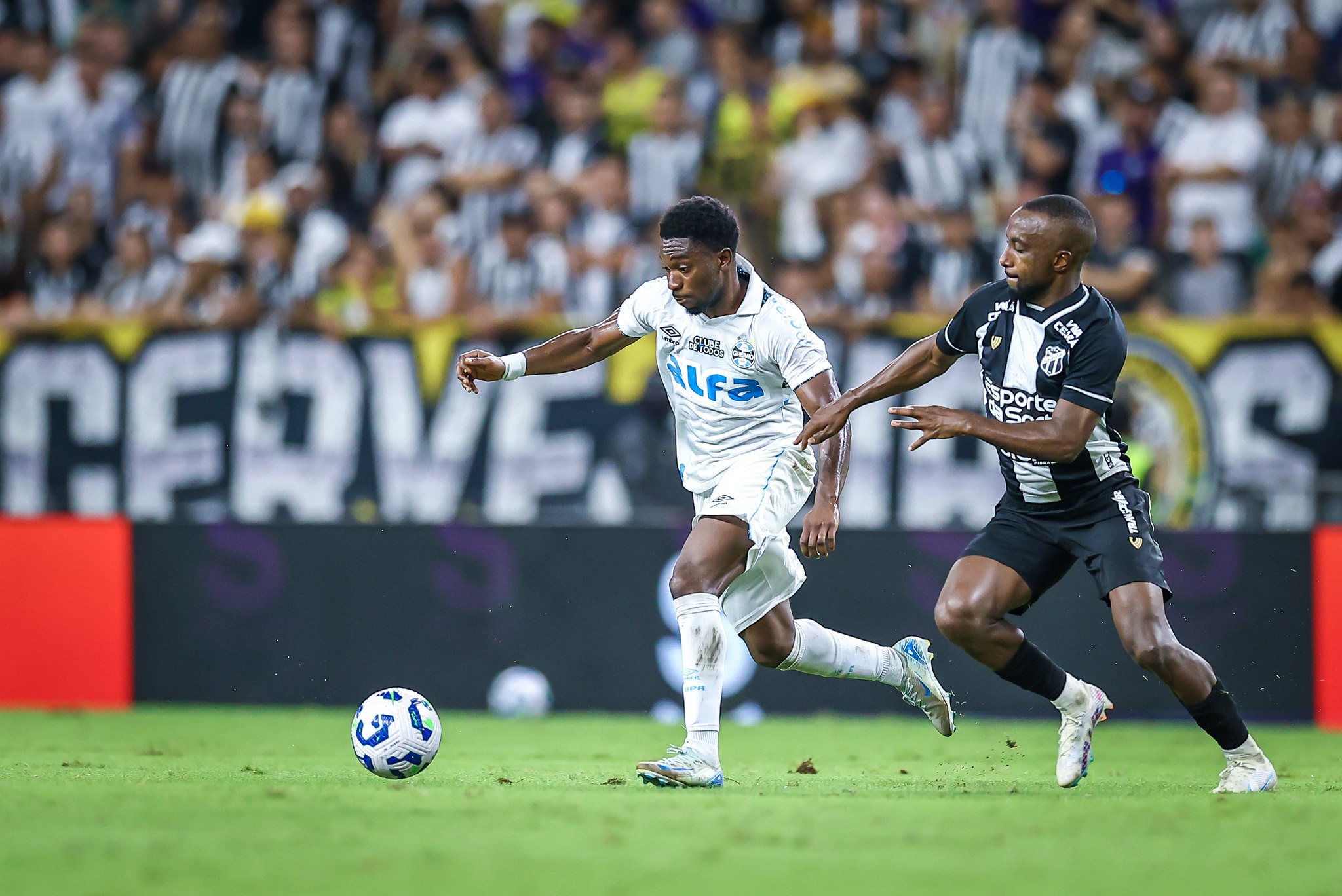 Atacante do Grêmio, Amuzu passará por exames após mal súbito em campo.