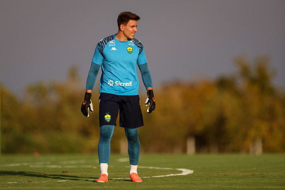 Luan Polli em treino no CT Manoel Dresch — Foto: AssCom Dourado