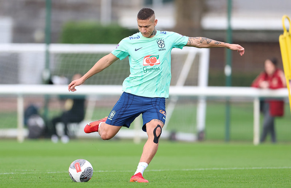 Richarlison em treinamento da Seleção em Londres — Foto: Rafael Ribeiro / CBF