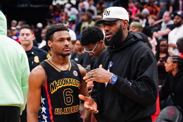 Bronny James filho de LeBron recebe alta ap s parada card aca