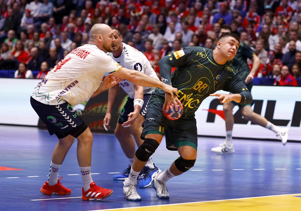 Guilherme Borges em Noruega x Brasil, pelo Mundial masculino de handebol — Foto: REUTERS/Susana Vera