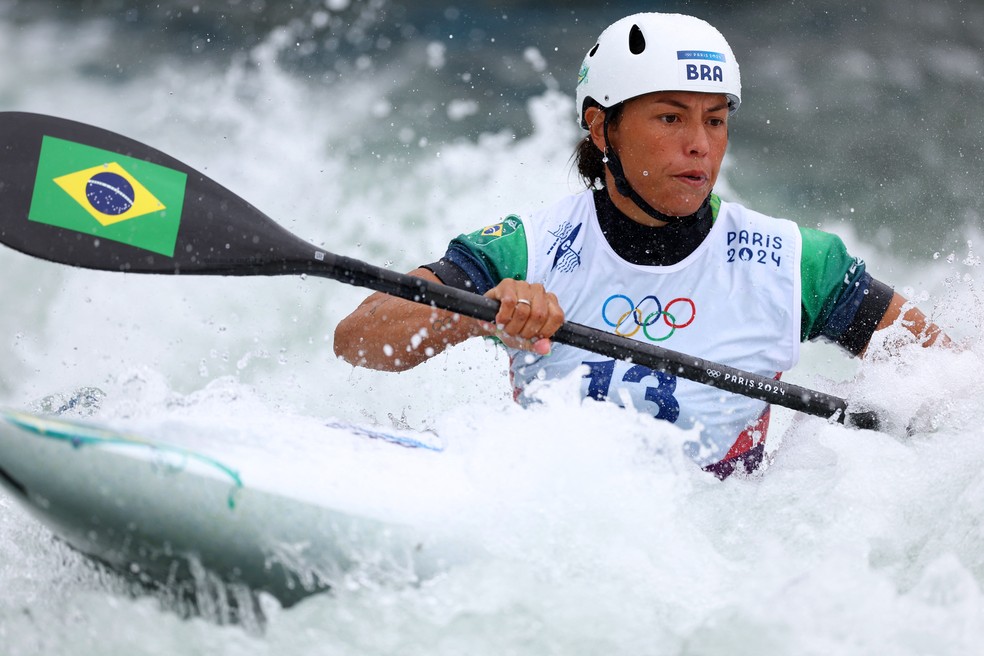 Ana Sátila nas disputas do caiaque na canoagem slalom nas Olimpíadas de Paris — Foto: REUTERS
