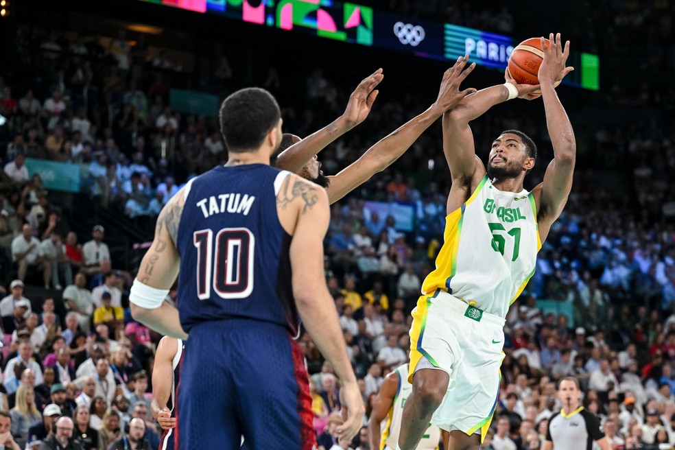 Bruno Caboclo contra os Estados Unidos nas Olimpíadas de Paris — Foto: Harry Langer/DeFodi Images via Getty Images