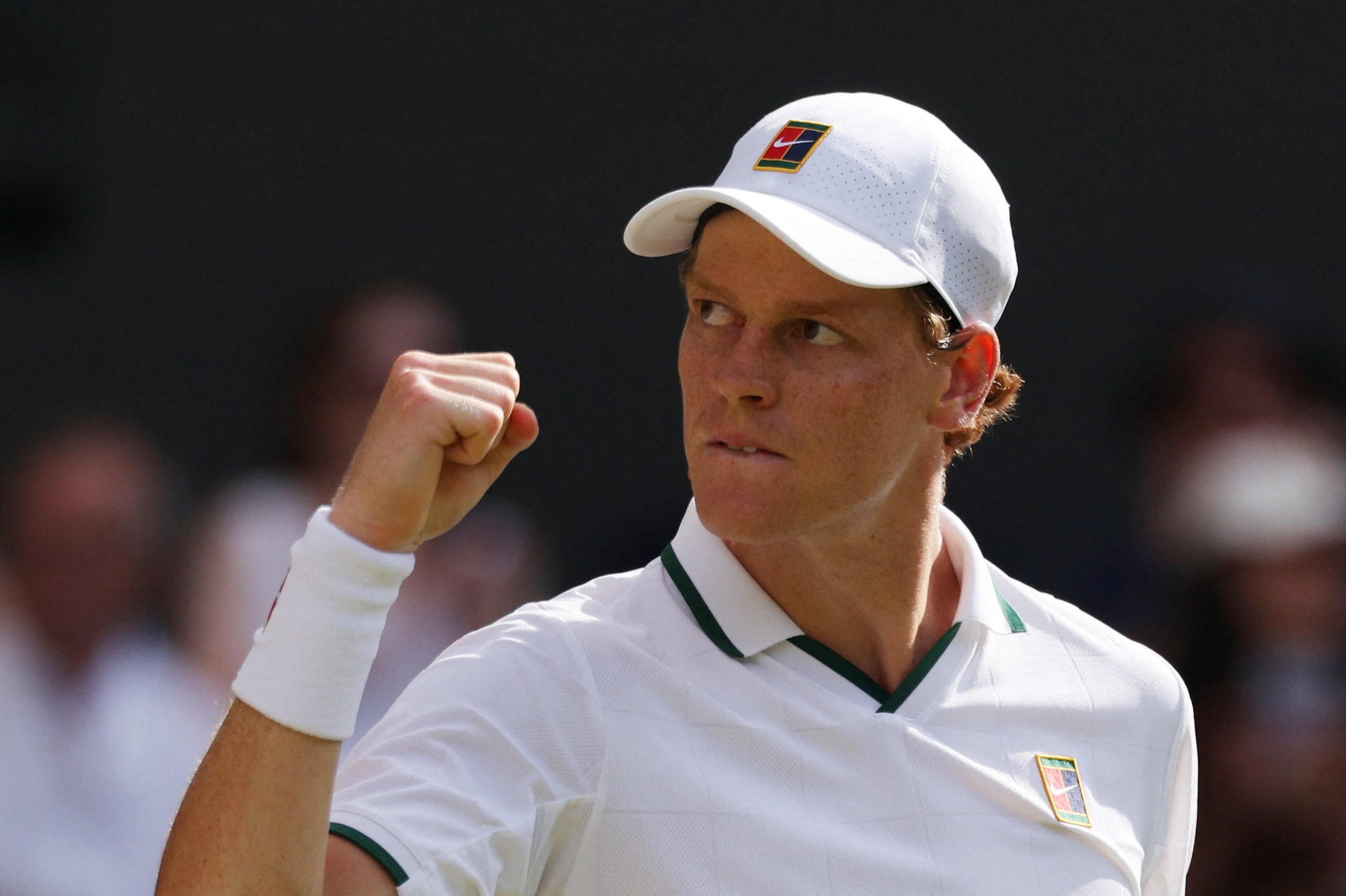 Sinner atropela Djokovic em Wimbledon e adia sonho do 25º Grand Slam do sérvio