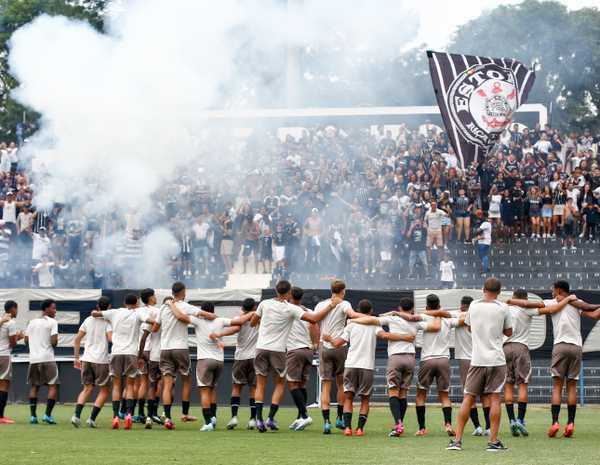 Corinthians realiza treino aberto para mais de 2 mil torcedores antes da final da Copinha