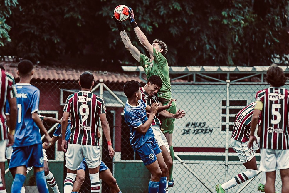 Nathan Baroni sobe mais alto que a defesa em duelo do Fluminense — Foto: Arquivo Pessoal