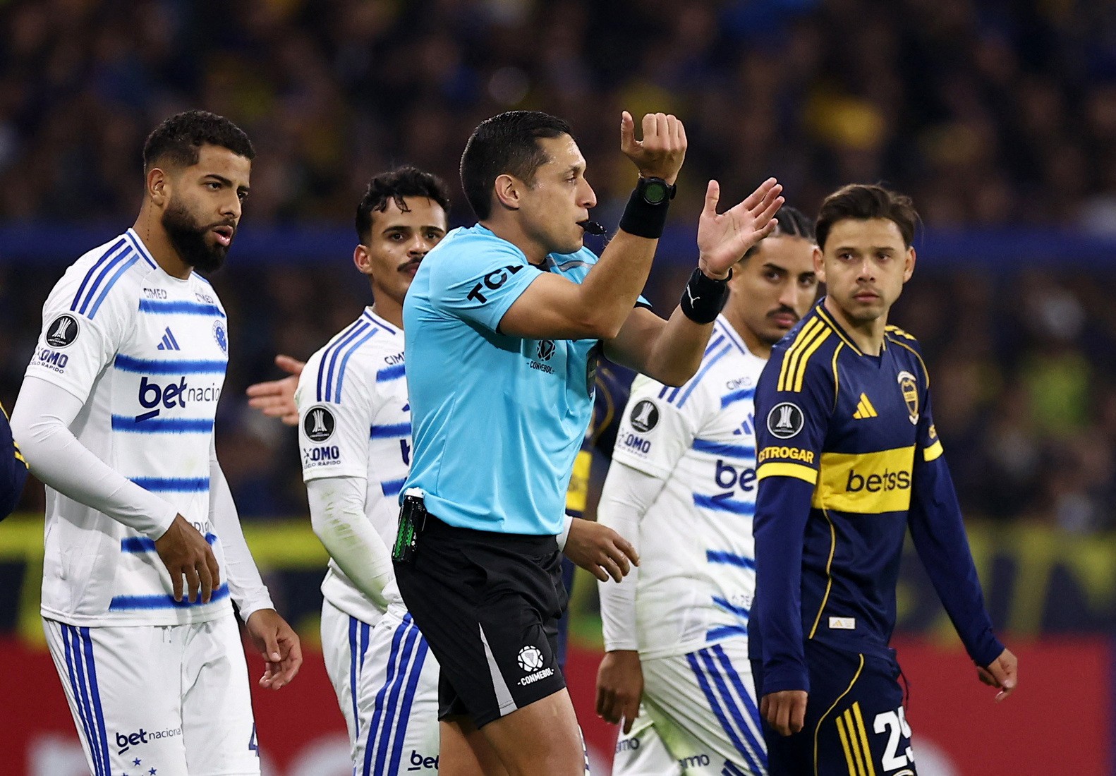 Controvérsias marcam empate entre Boca Juniors e Cruzeiro na Libertadores, com arbitragens contestadas
