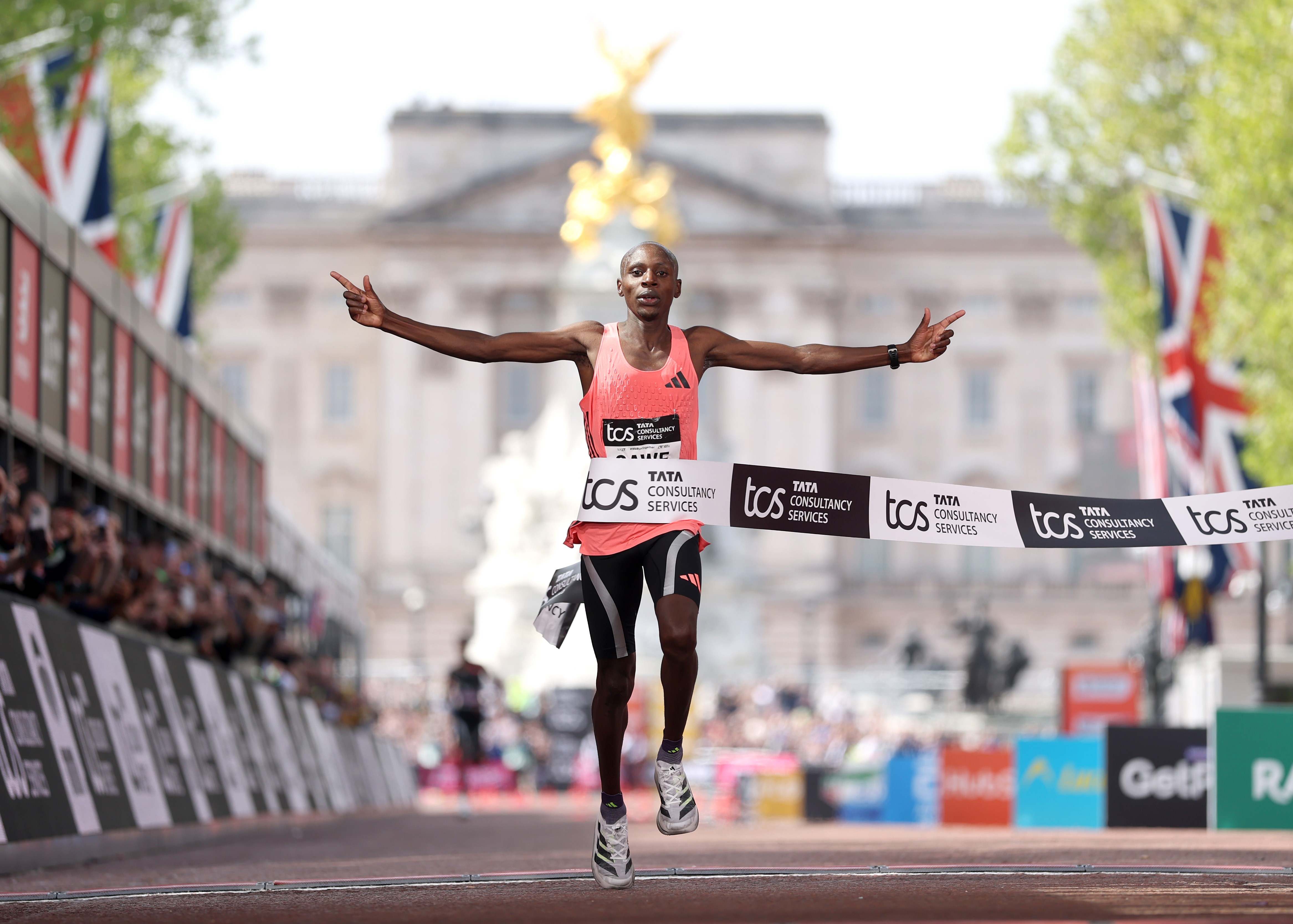 Campeão da maratona de Londres fatura mais de R$ 1 milhão com premiação e bônus por recorde