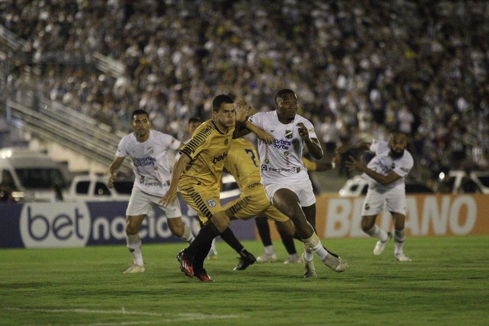 Luta por espaço dentro de campo durante a partida entre Treze e ABC — Foto: Rennê Carvalho/ABC