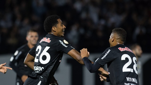 Eduardo comemora gol pelo Bragantino