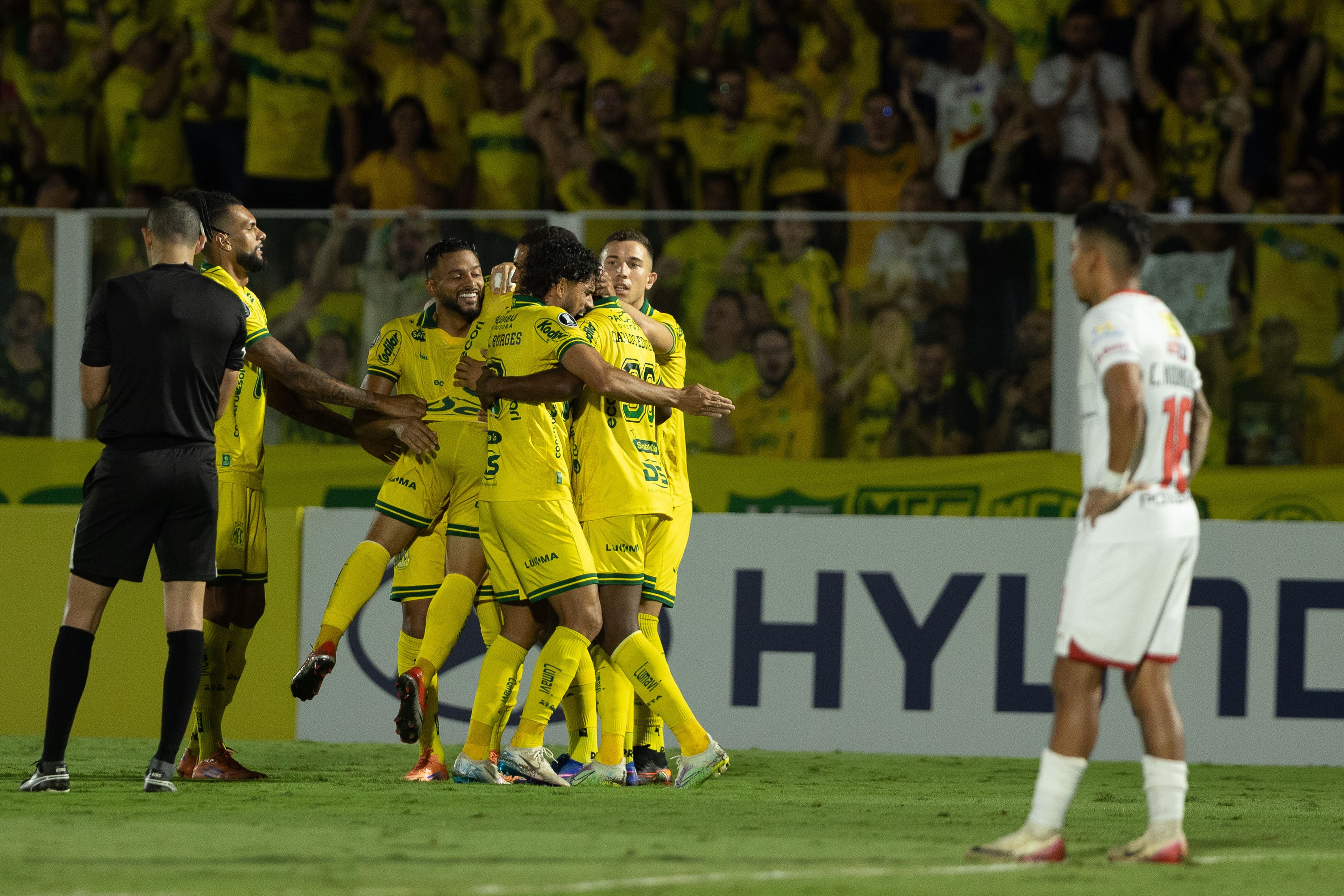 Análise: Mirassol corre riscos desnecessários, mas se mantém 100% em casa na Libertadores