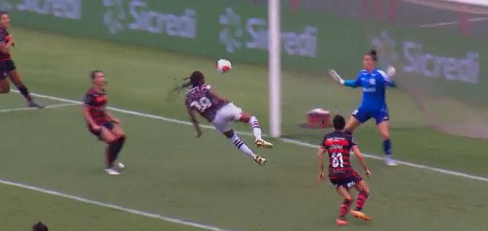 Fluminense x Flamengo: Keké marca de cabeça e deixa tudo igual na ida da final do Carioca feminino — Foto: Reprodução