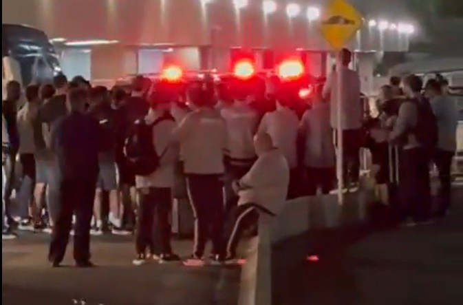 Organizada faz cobranças em desembarque do Botafogo e pede saída de Franclim Carvalho
