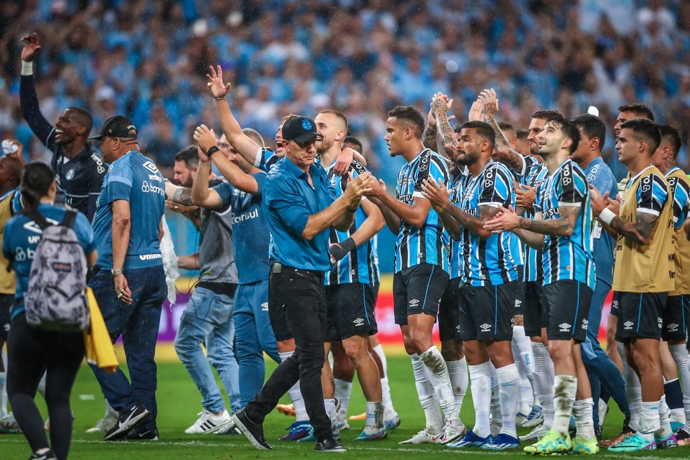 Renato cumprimenta os jogadores do Grêmio — Foto: Lucas Uebel/Divulgação Grêmio