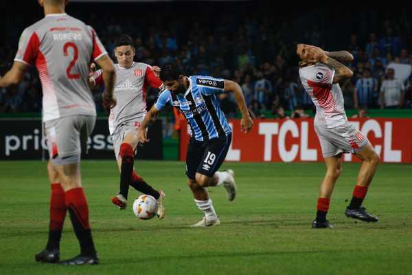 Grêmio enfrenta Fluminense nas oitavas da Libertadores após conquistar 2º lugar no grupo.