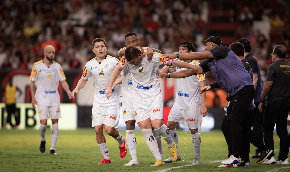 Jogadores do Novorizontino celebram gol na vitória sobre o Atlético-GO — Foto: Isabela Azine/AGIF