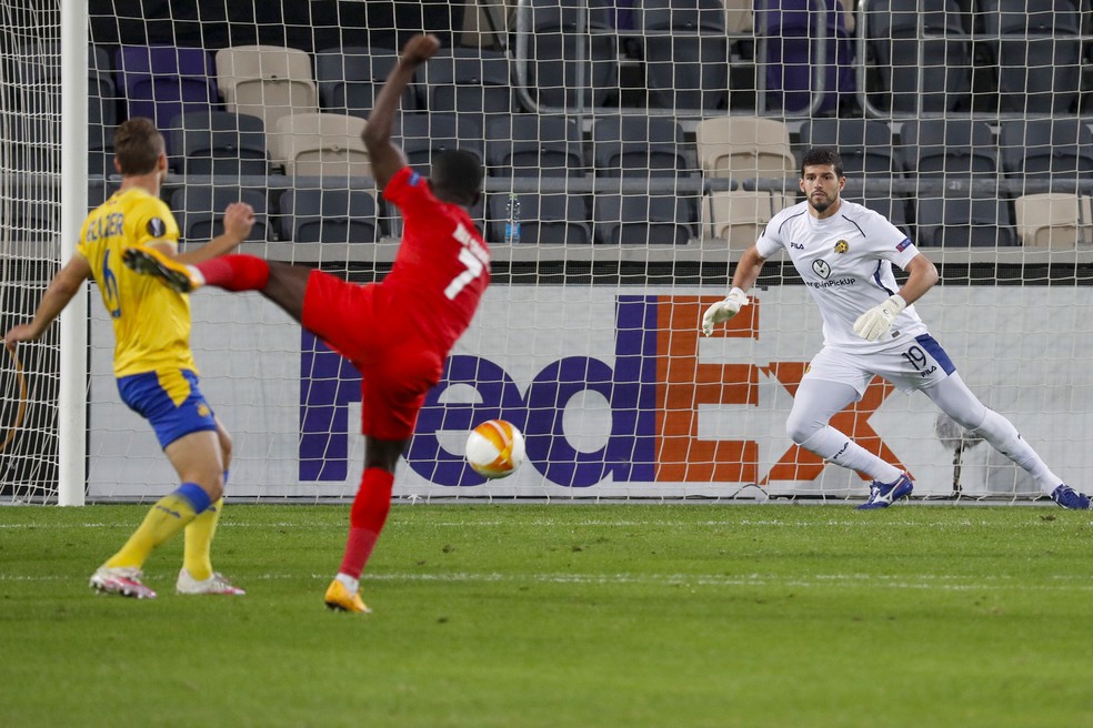 Daniel Tenenbaum em ação, pelo Maccabi Tel Aviv na Liga Europa — Foto: Ahmad Gharabli/AFP