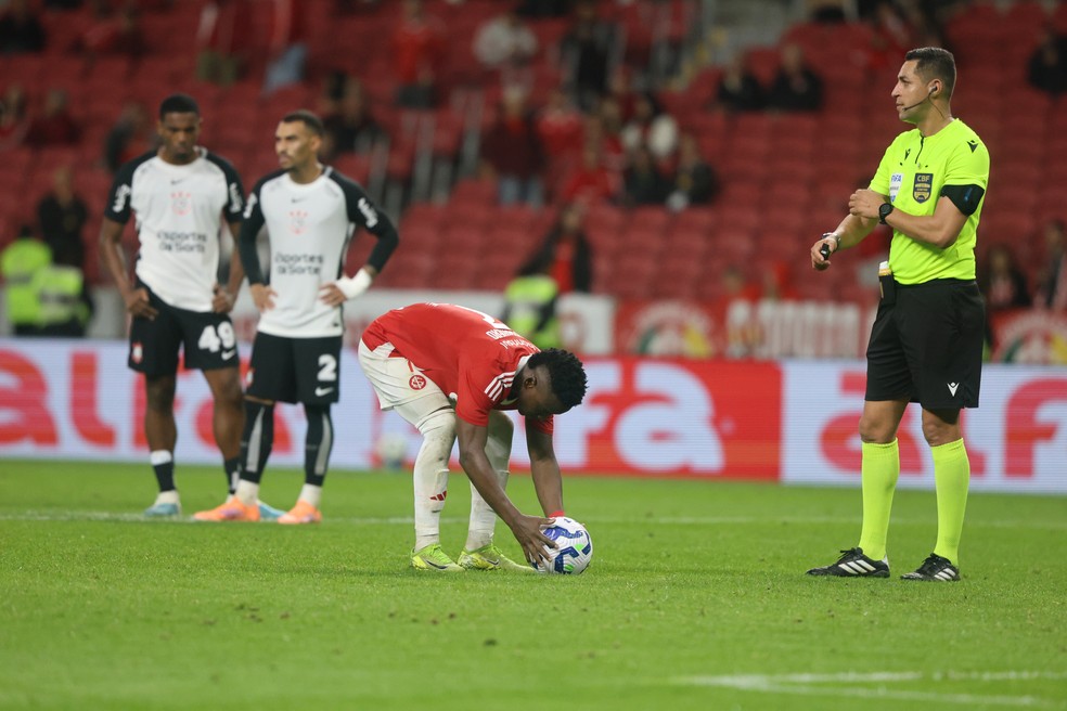 Pênalti para o Internacional no último minuto do jogo foi o principal lance do confronto com o Corinthians no Beira-Rio