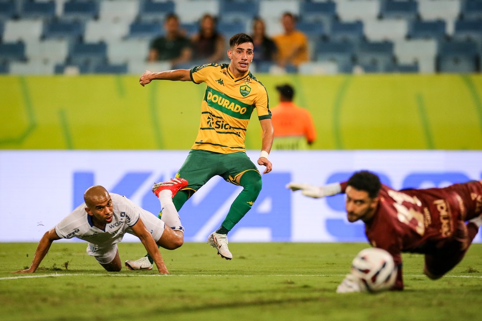 Pedrinho teve duas chances claras na partida contra o Avaí — Foto: AssCom Dourado