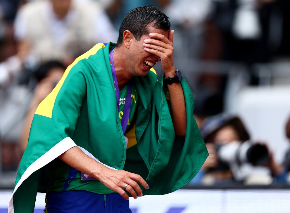 Caio Bonfim chora ao saber que foi campeão mundial em Tóquio — Foto: Edgar Su/Reuters