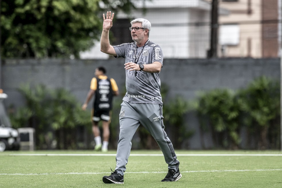 Santos rescinde o contrato de empréstimo com Jhojan Julio, que já