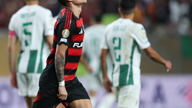 Luiz Araújo comemora gol do Flamengo contra o Espérance