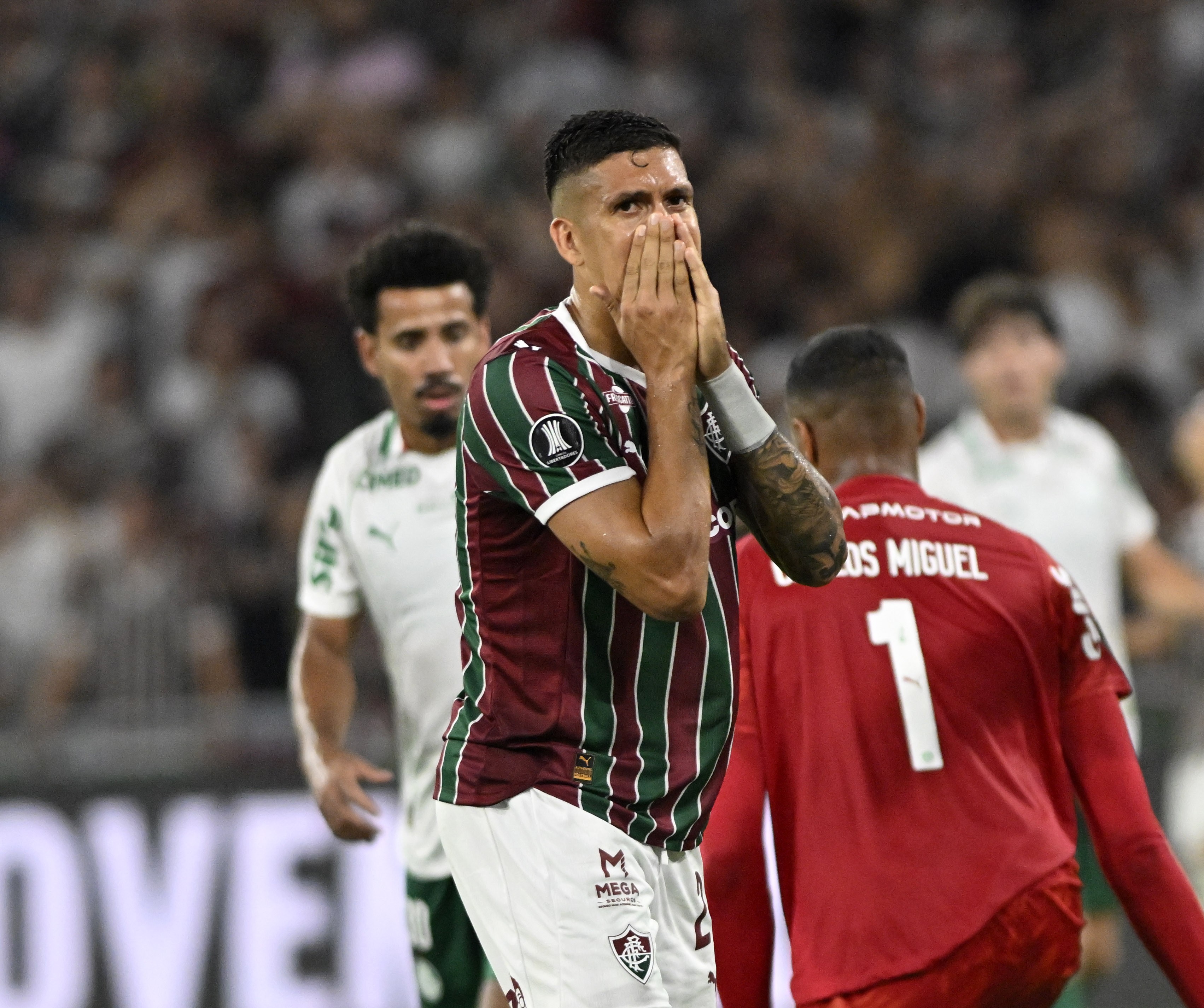 Marcão sofre com desfalques e terá que repensar defesa do Fluminense