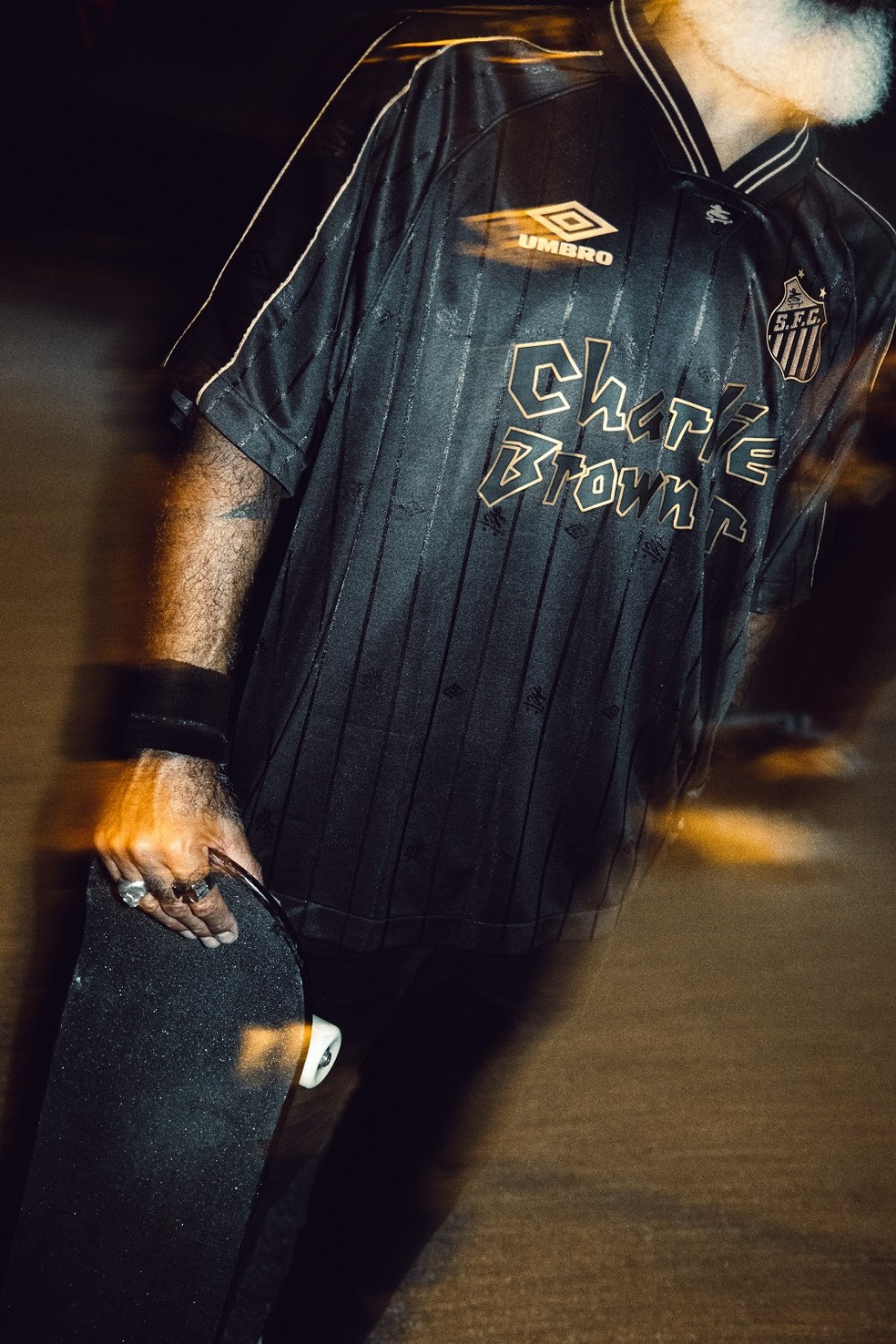 Camisa do Santos em homenagem a banda Charlie Brown Jr — Foto: Umbro/Divulgação