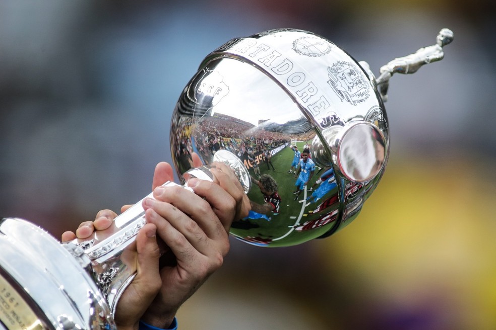 Taça da Libertadores é cobiçada pelos 16 clubes que jogarão as oitavas — Foto: Staff Images/ Conmebol