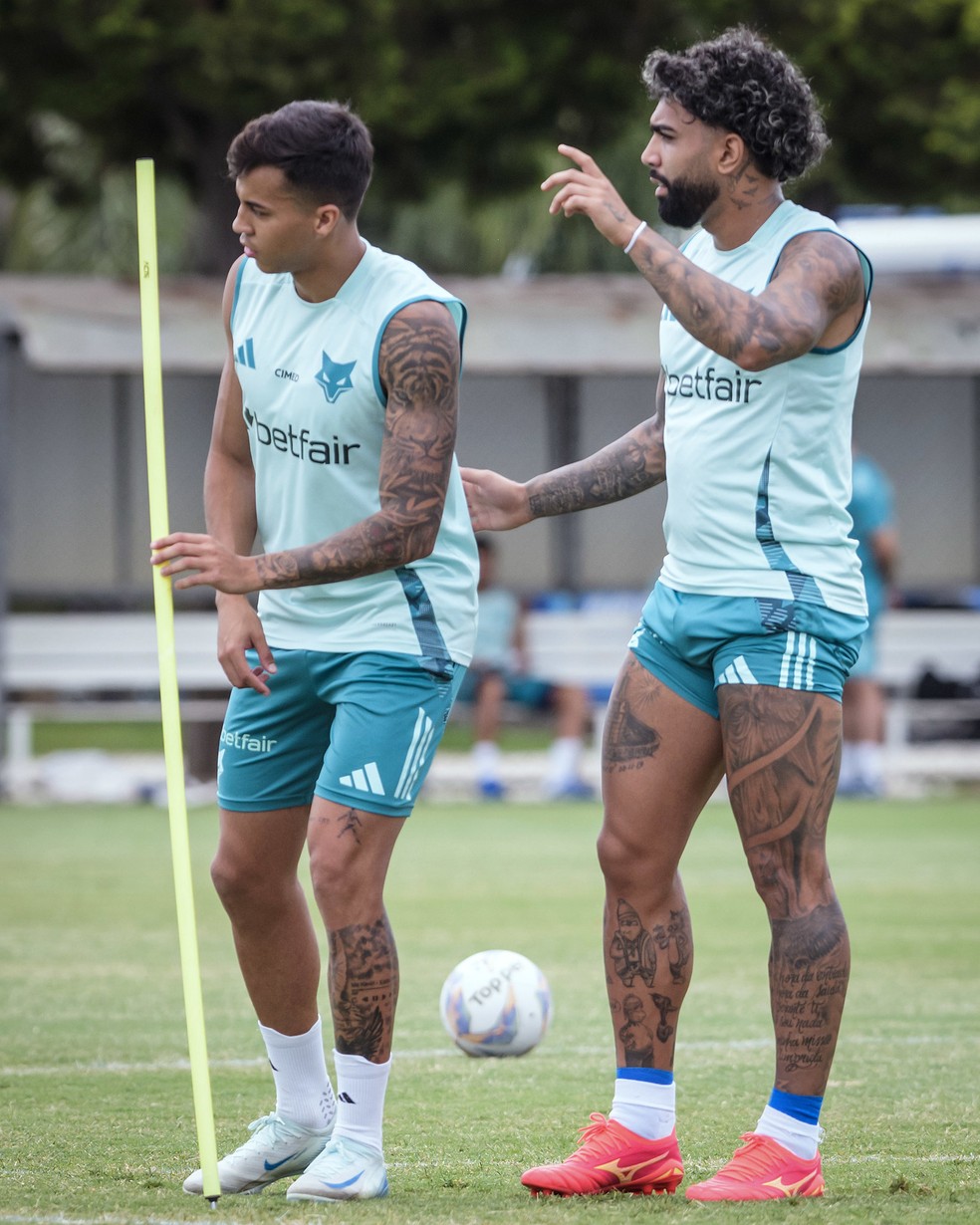 Kaio Jorge e Gabigol disputam posição no ataque do Cruzeiro — Foto: Gustavo Aleixo/Cruzeiro