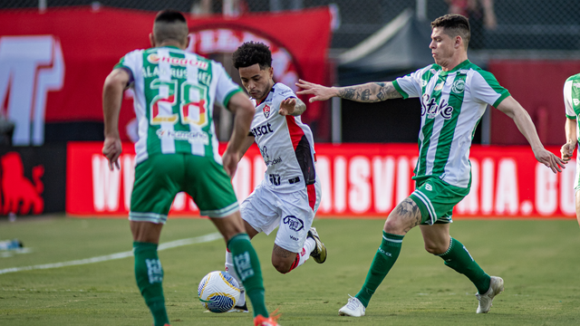 Matheusinho disputa a bola contra atletas do Juventude