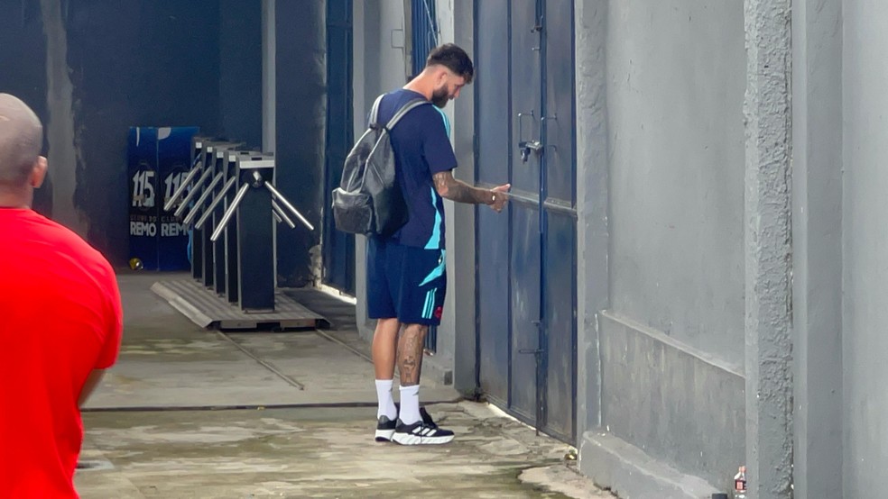 Léo Pereira fala com o torcedor do Flamengo após treino em Belém — Foto: Letícia Marques / ge