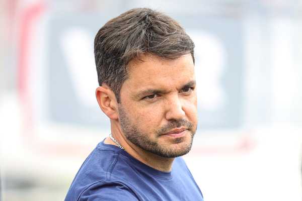 Larcamón, novo técnico do Cruzeiro, se integra à cultura brasileira e se destaca no clássico.