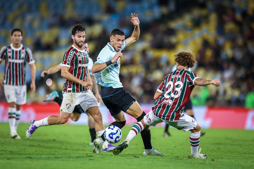 Alysson destaca-se pelos dribles e velocidade, mas não a ponto de decidir — Foto: Lucas Uebel / Grêmio FBPA