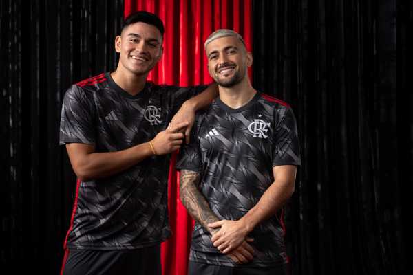 Flamengo lança nova terceira camisa com Arrascaeta e Alcaraz como modelos.