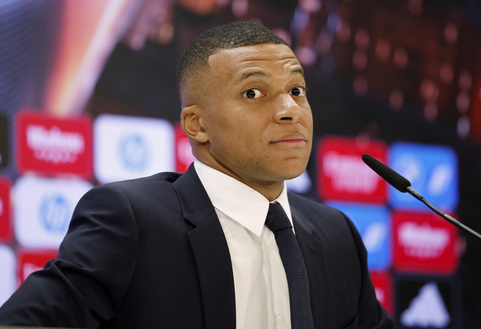 Kylian Mbappe em entrevista concentrado durante evento de imprensa