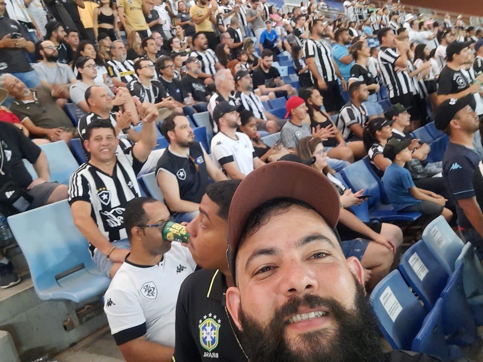 Torcedor do Botafogo que viajou 1200km de moto para ver jogo degusta  experiência e aposta em melhora do clube: Vamos virar, ro