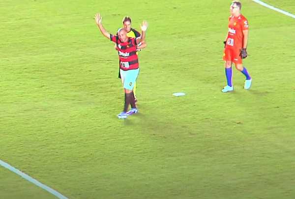 Adriano Imperador marca golaço em partida especial de comemoração do Flamengo