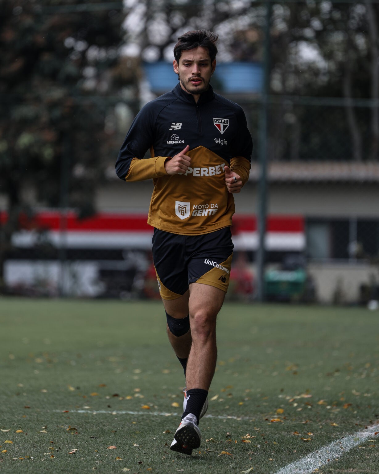 Arboleda e Victor Sá treinam com o elenco do São Paulo; Bobadilla e Lucas correm no gramado